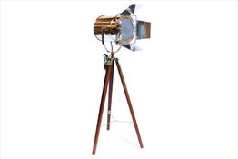 17 stk identiskeVintage spot light af metal på trefod - NSP-028 - 112 cm høj