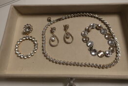 Halskæde, øreringe og armbånd