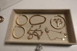 Halskæde, øreringe og armbånd