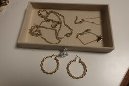 Halskæde, øreringe og armbånd