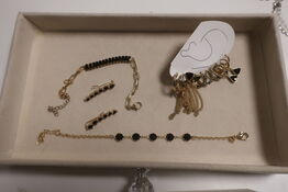 Øreringe og armbånd