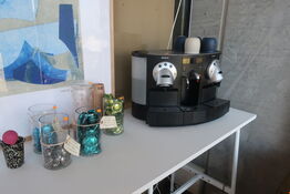 Espressomaskine NESPRESSO Gemini CS 220 Pro med kaffe