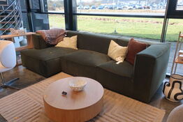 Sofa FERM LIVING m. puder og tæpper 