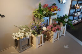 Diverse plastikblomster