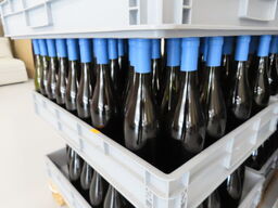 Ca. 50 flasker vin i plastkasse, (Smooth & Buttery), alkoholfri vin
