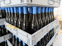 Ca. 50 flasker vin i plastkasse, (Smooth & Buttery), alkoholfri vin
