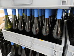 Ca. 50 flasker vin i plastkasse, (Smooth & Buttery), alkoholfri vin