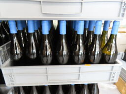 Ca. 50 flasker vin i plastkasse, (Smooth & Buttery), alkoholfri vin