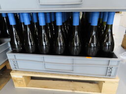 Ca. 50 flasker vin i plastkasse, (Smooth & Buttery), alkoholfri vin