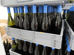 Ca. 50 flasker vin i plastkasse, (Smooth & Buttery), alkoholfri vin