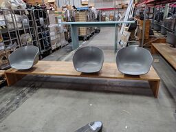 Bænk med tre sæder. 