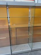 Glasmontre med hjul og lys.