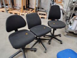 Tre sorte kontorstole. 