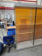 Glasmontre med hjul og lys.