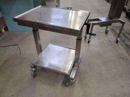 Vogn med manuel justerbar bordplade.