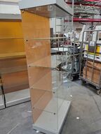 Glasmontre med hjul og lys.