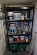 Reol med div. Maling m.m.