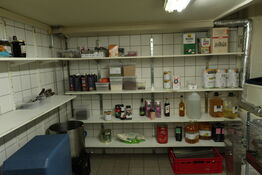 Div. Fødevarer bl.a. fond, olie, mel, sukker m.m.