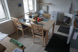 Indhold i pauserum af stole, bord, m.v.