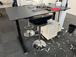 El. hæve/sænke skrivebord med 2 stk. stole, skuffemondul