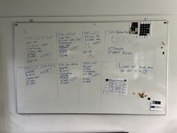 El. hæve/sænke skrivebord med whiteboard