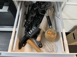 Tøm køkkenskabene for assorteret glas og service 