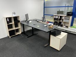 El. hæve/sænke skrivebord med skuffemonduler, reoler og skærm/it