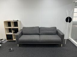 Sofa, reol på hjul og tøjstativ