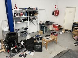 Tøm hjørnet, assortert auto dele, bord, reol m.m.