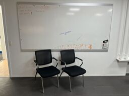 2 stk. kontorstole med whiteboard