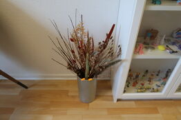 Vase med div. Blomster samt gulvtæppe