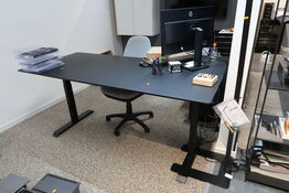 El. hæve/sænke skrivebord, kontorstol samt 2 stk. skabe