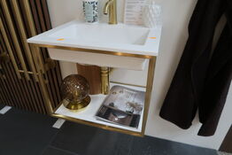 Badmøbel CASSØE Como vask uden armatur med stel i børstet messing samt 2 stk. kroge