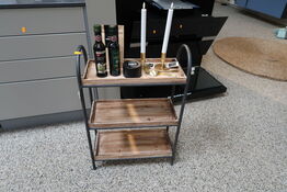 Reol med træhylder med indhold