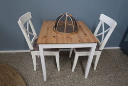 Bord med 2 stk. stole samt sidebord