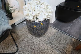 Vase med kunstige blomster