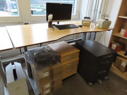 Hæve/sænkebord uden indhold og skuffer med indhold