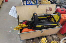 Plyfa kasse med diverse værktøj