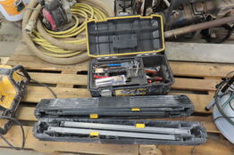 Værktøjskasse samt 2 stk. arbejdsbukke