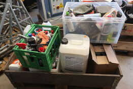 Palle med fugemasse, bilplejemiddel m.m.