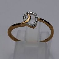 Diamantring af 9 kt. guld prydet med brillantslebne diamanter, samlet ca 0.07 ct.