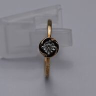 Diamantring af 9 kt. guld prydet med en brillantsleben diamant