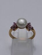 Ring af 9 kt. guld med safir, ferskvandsperle samt brillanter i alt 0,042 ct