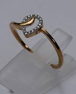 Brillantring af 9 kt. guld prydet med brillanter