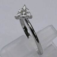 Brillantring af 9 kt. hvidguld prydet med diamanter