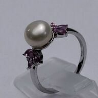Ring af 9 kt. hvidguld med safir, ferskvandsperle samt brillanter i alt 0,044 ct,