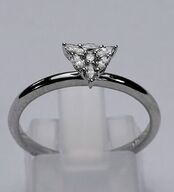 Brillantring af 9 kt. hvidguld prydet med diamanter