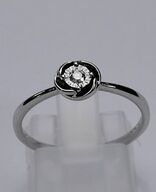 Diamantring af 9 kt. hvidguld prydet med en brillantsleben diamant på ca. 0.05 ct.