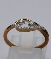 Diamantring af 9 kt. guld prydet med brillantslebne diamanter