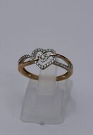 Brillantring af 9 kt. guld med front udformet som et hjerte prydet med mindre brillantslebne diamanter på ialt ca. 0.21 ct.